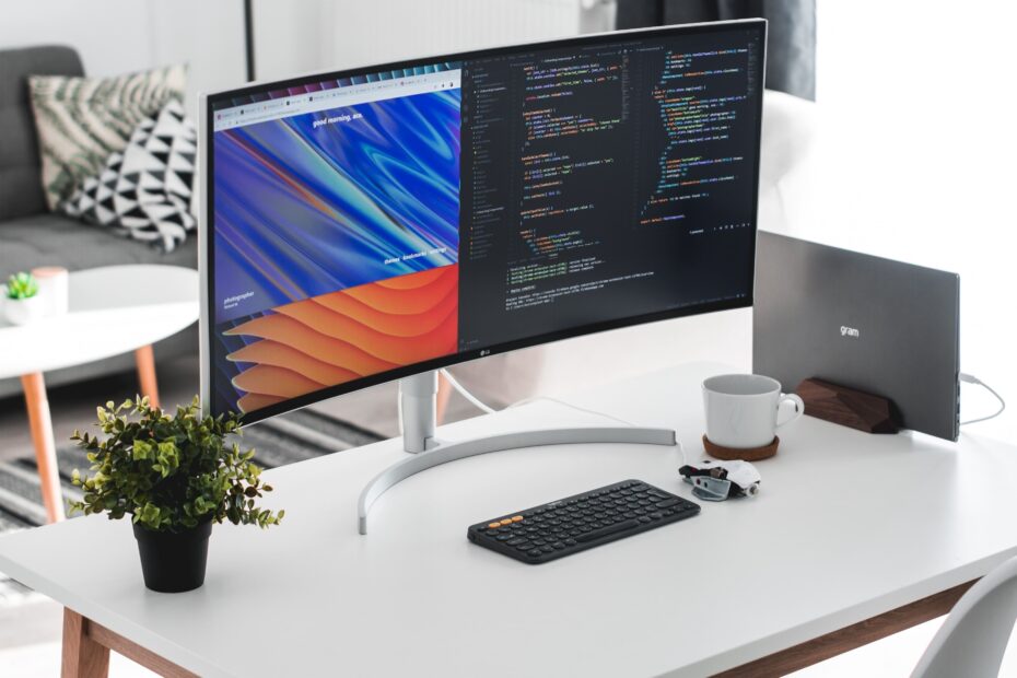 LG 34UC99-W ultrawide gamer monitor by LG