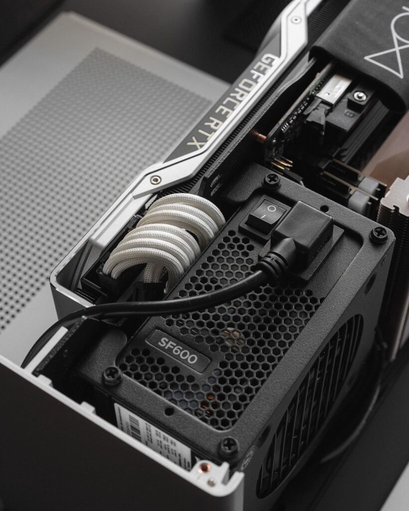 exposed look of LOQE Ghost S1 case 