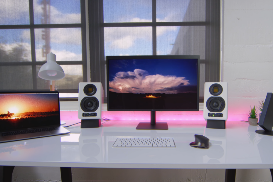 jonathan morrison desk setup