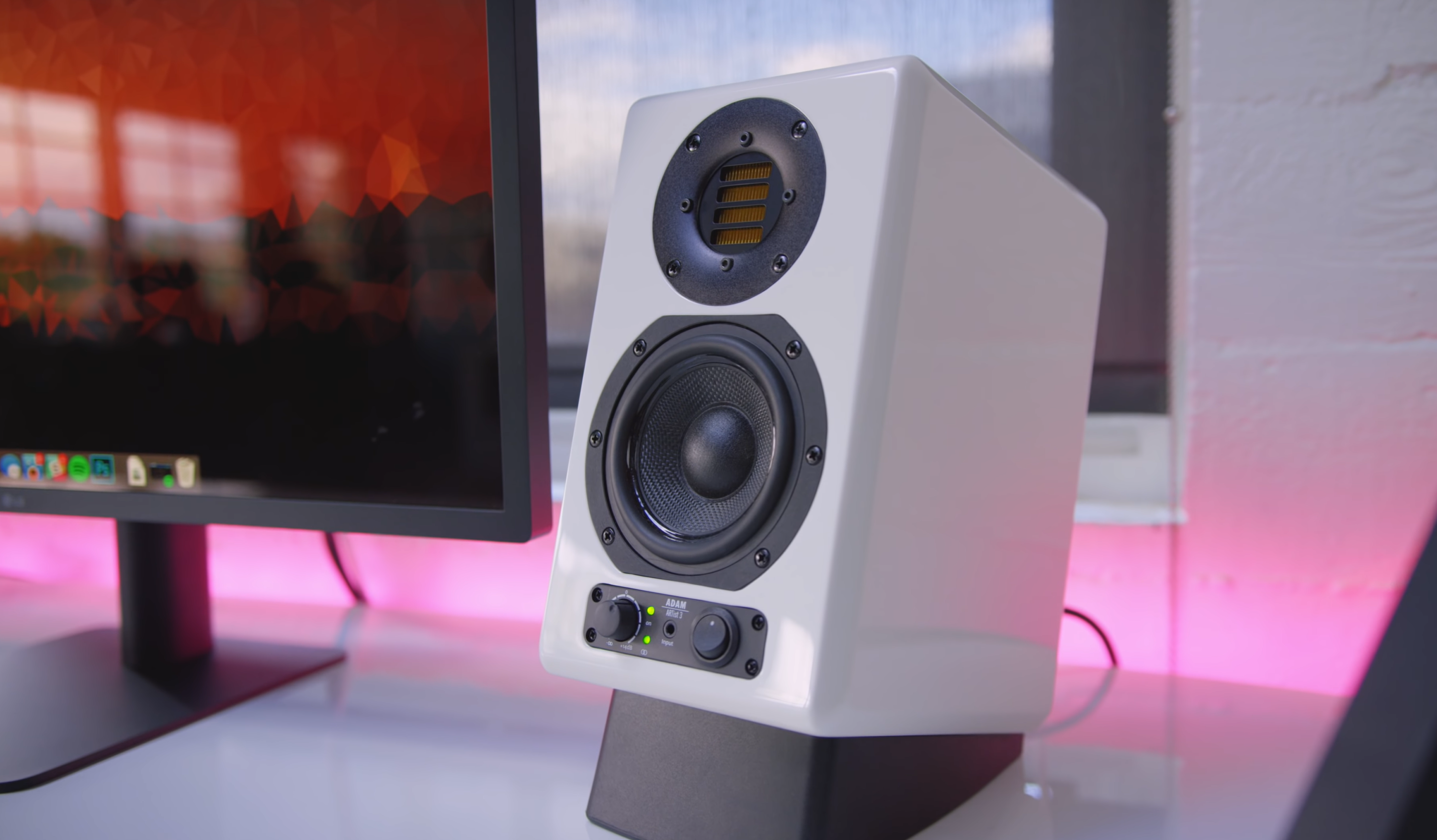 jonathan morrison desk setup